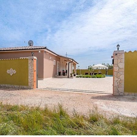 Villa Zafirah Pula Bagian luar foto