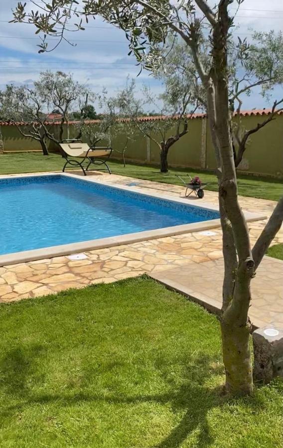Villa Zafirah Pula Bagian luar foto
