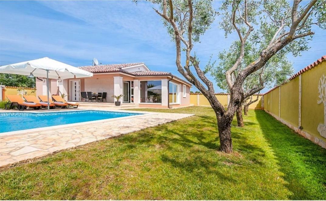 Villa Zafirah Pula Bagian luar foto