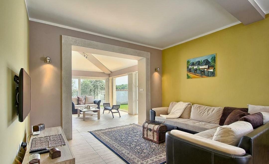Villa Zafirah Pula Bagian luar foto