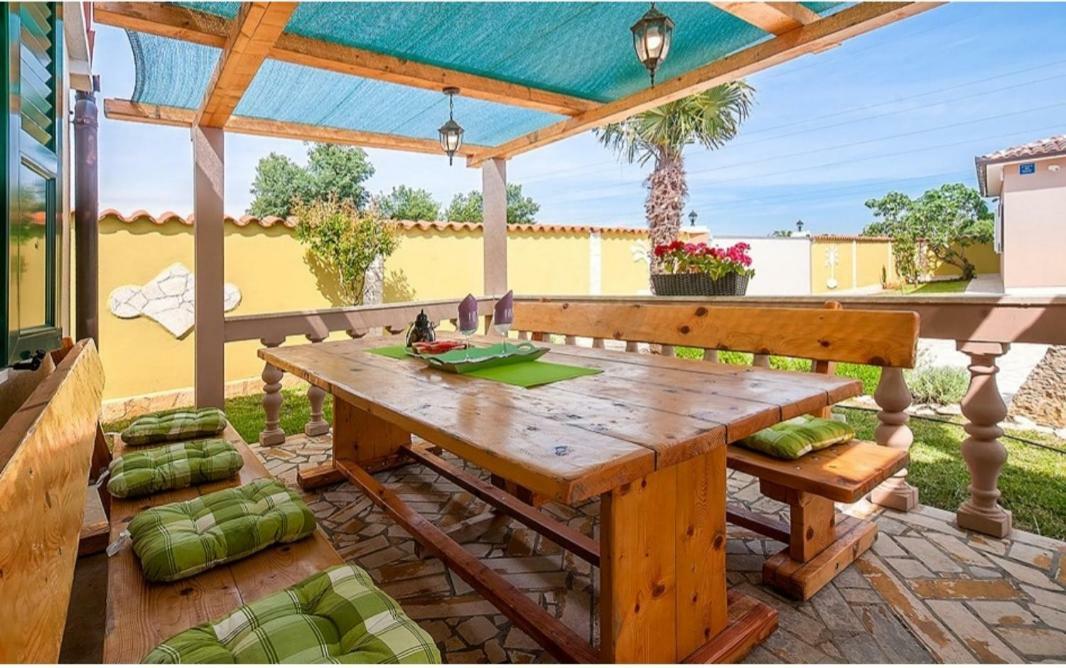 Villa Zafirah Pula Bagian luar foto