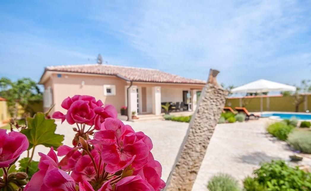 Villa Zafirah Pula Bagian luar foto