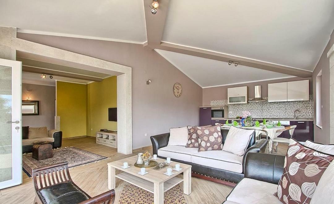 Villa Zafirah Pula Bagian luar foto