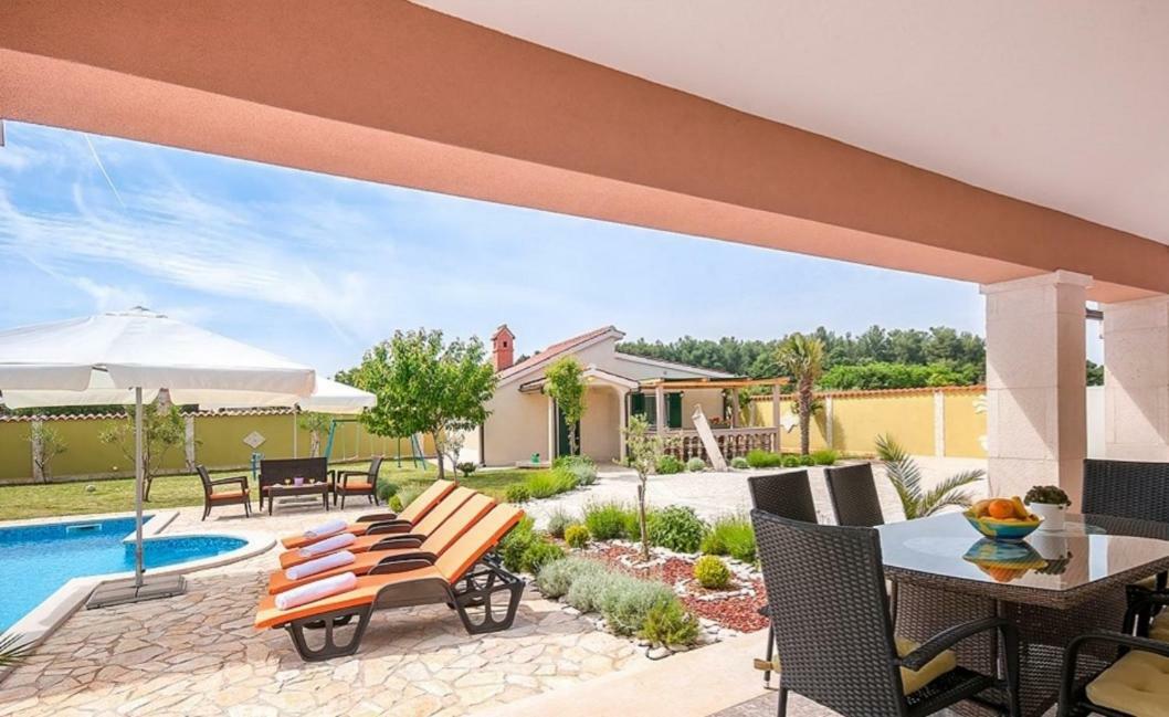 Villa Zafirah Pula Bagian luar foto