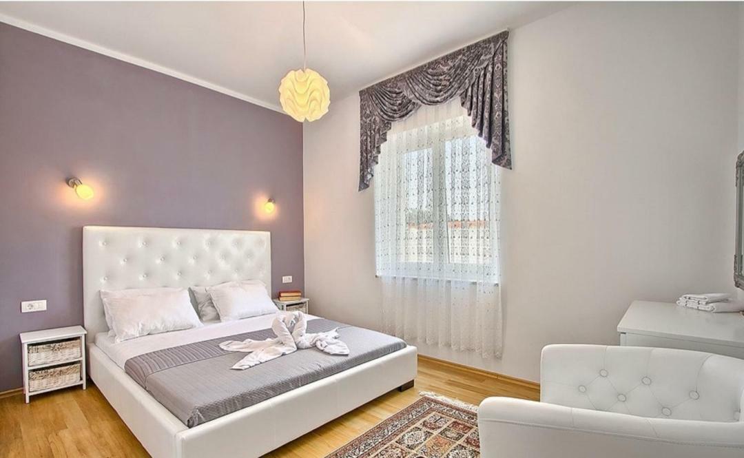 Villa Zafirah Pula Bagian luar foto
