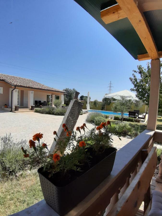 Villa Zafirah Pula Bagian luar foto