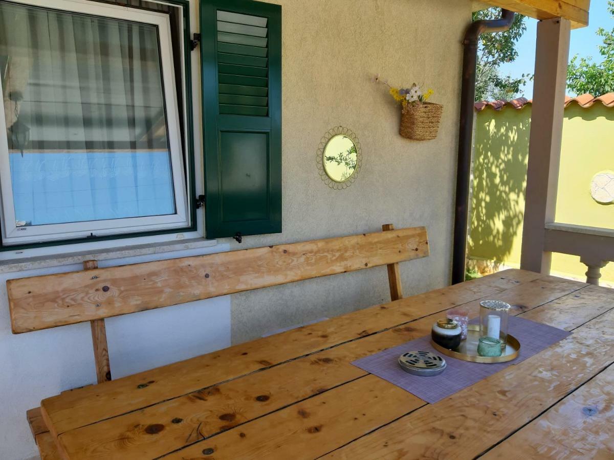 Villa Zafirah Pula Bagian luar foto